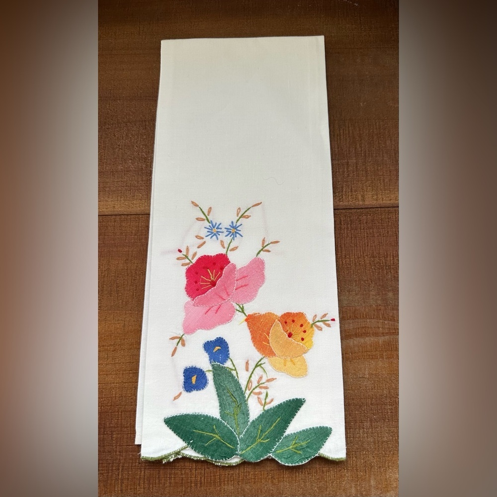 Set of Vintage Floral Embroidered White Napkins - Picture 4 of 13